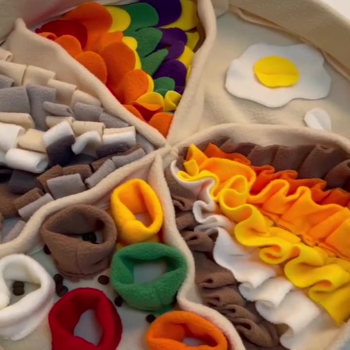 Pizza Dog Sniffing Mat - Detail View - FurryCircle